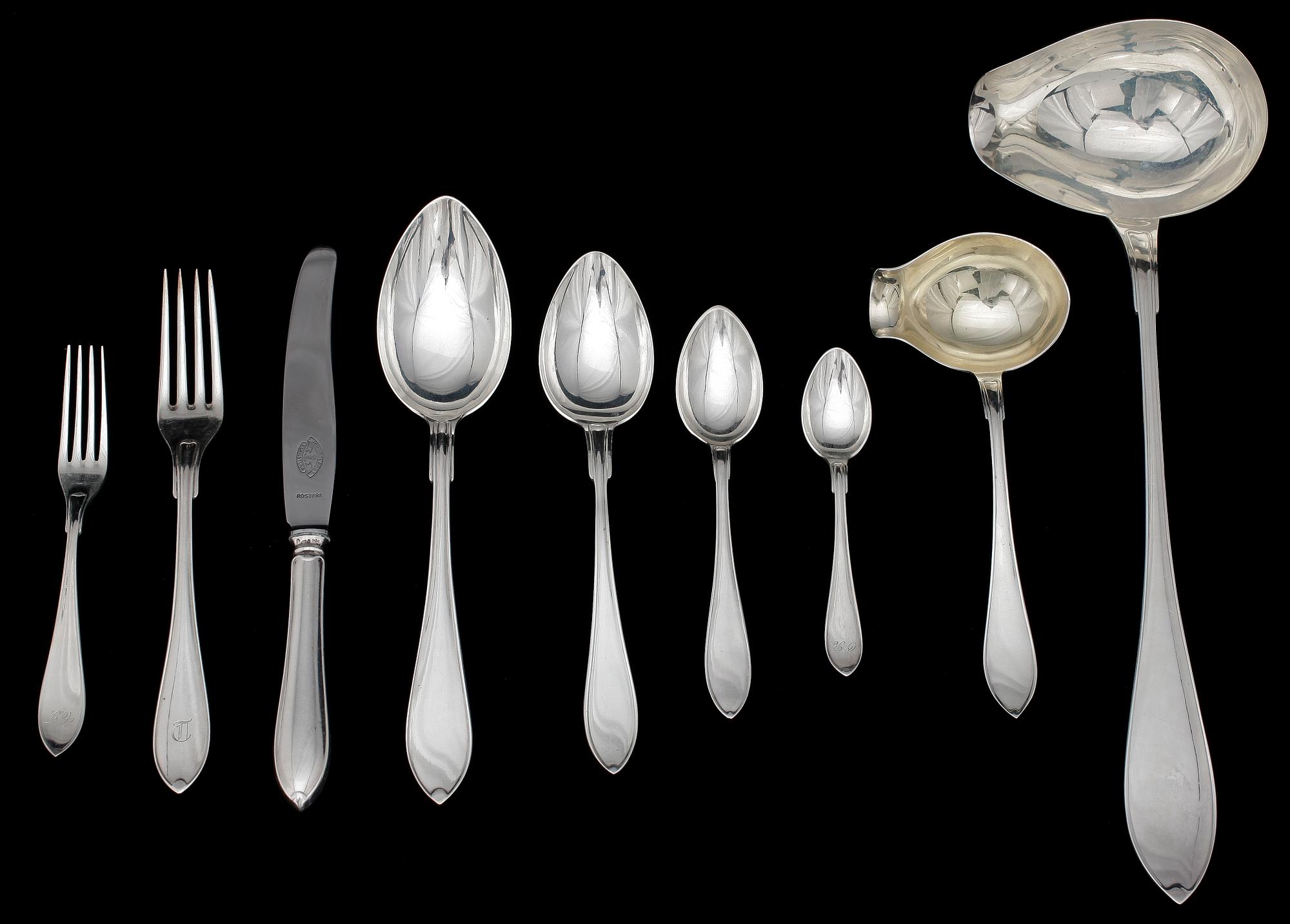 BESTICKSERVISDELAR, 153 delar, silver, "Svensk spets" bla CGH och GAB. 1900-tal, 5203 gram.