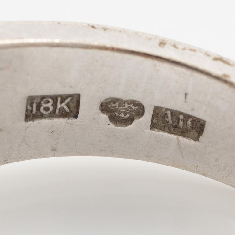 Ring, 18K vitguld med briljantslipade och åttkantslipade diamanter, totalt 0.57 ct enligt gravyr.