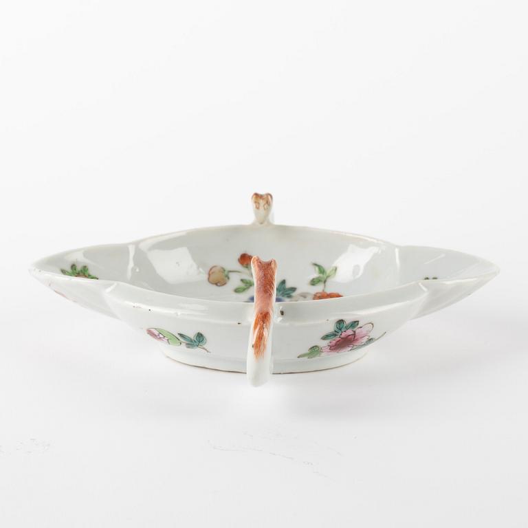 A famille rose Chinese Export sauce boat, Qing dynasty, Qianlong (1736-95).