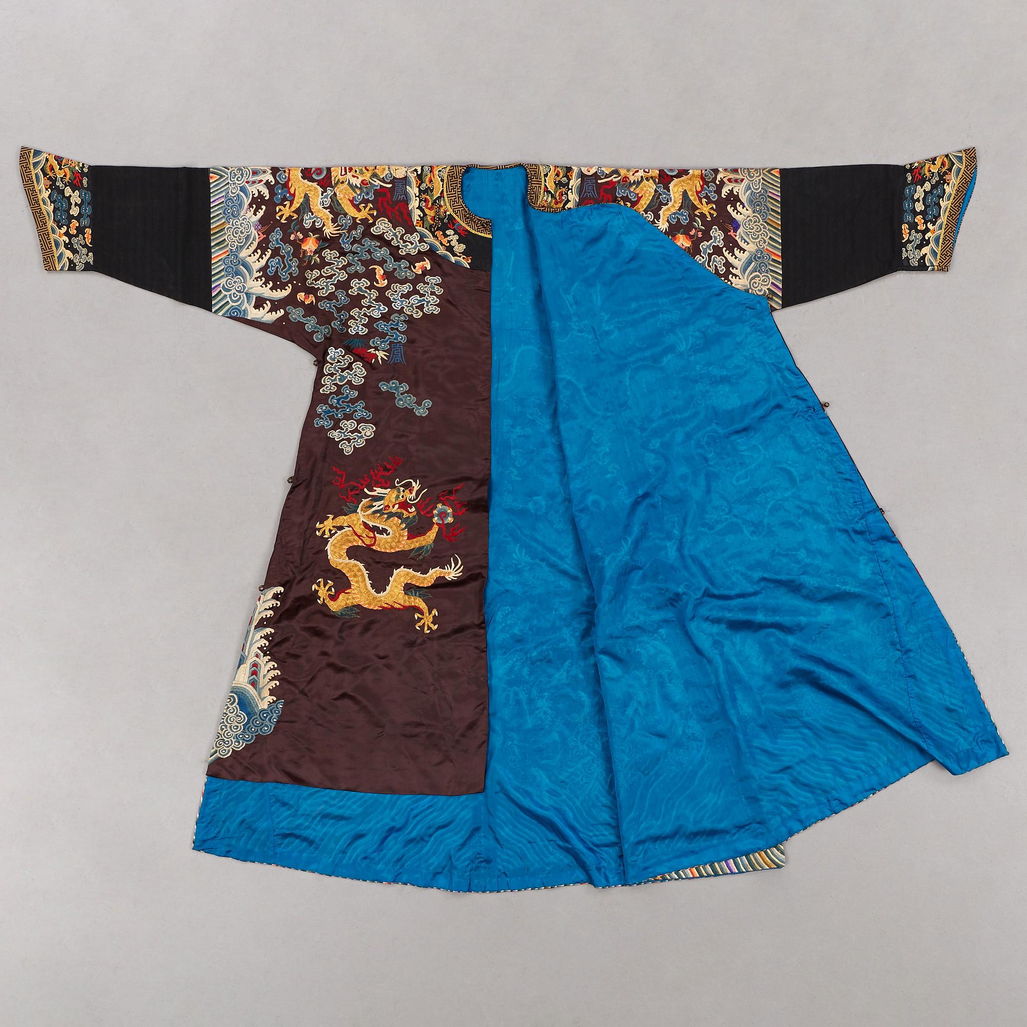 A Chinese embroidered silk robe, late Qing dynasty, circa 1900.