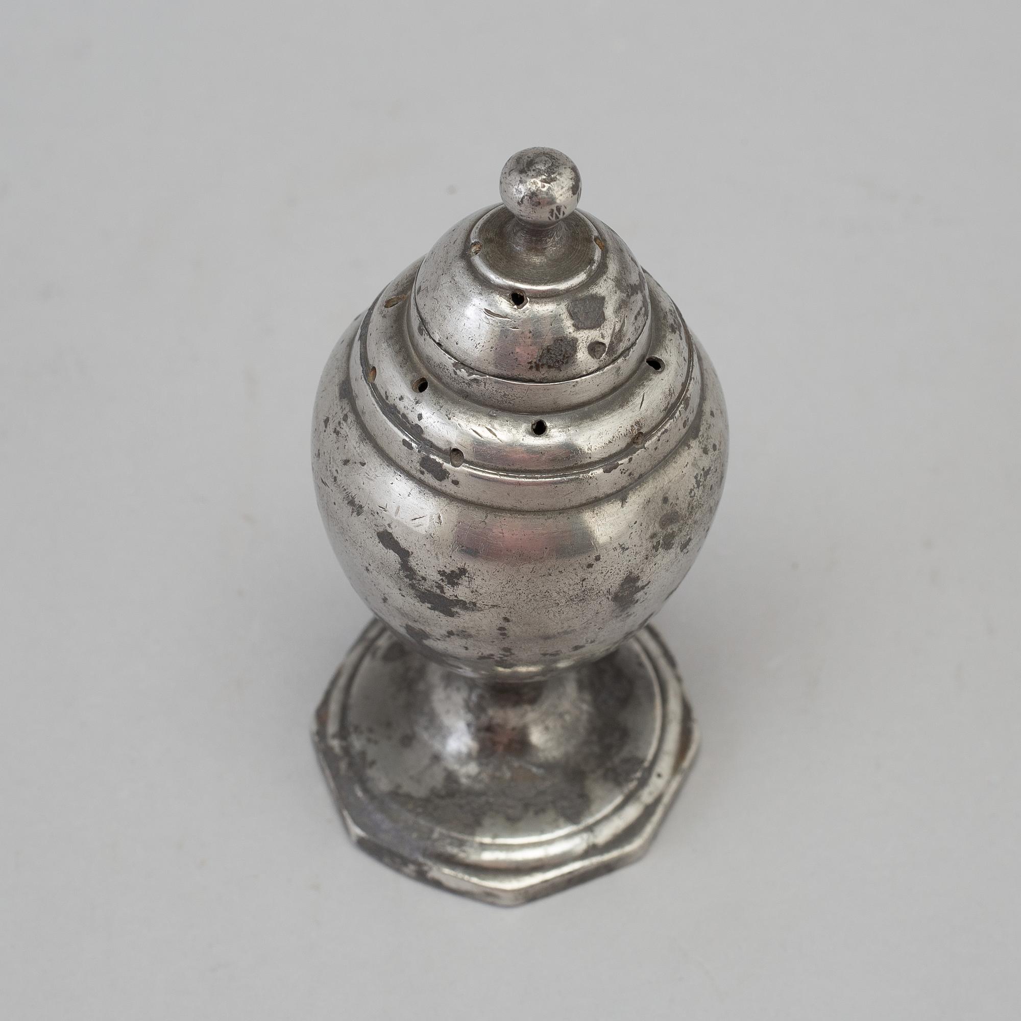 A 17TH CENTURY PEWTER SHAKER.
