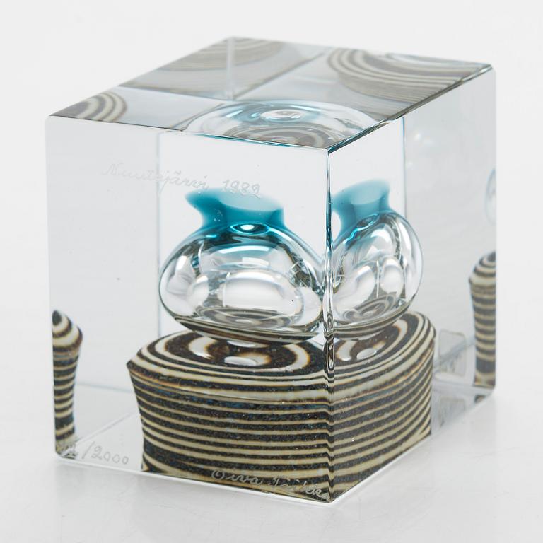 Oiva Toikka, vuosikuutio, signeerattu Oiva Toikka, Nuutajärvi 1982, numeroitu 92/2000.