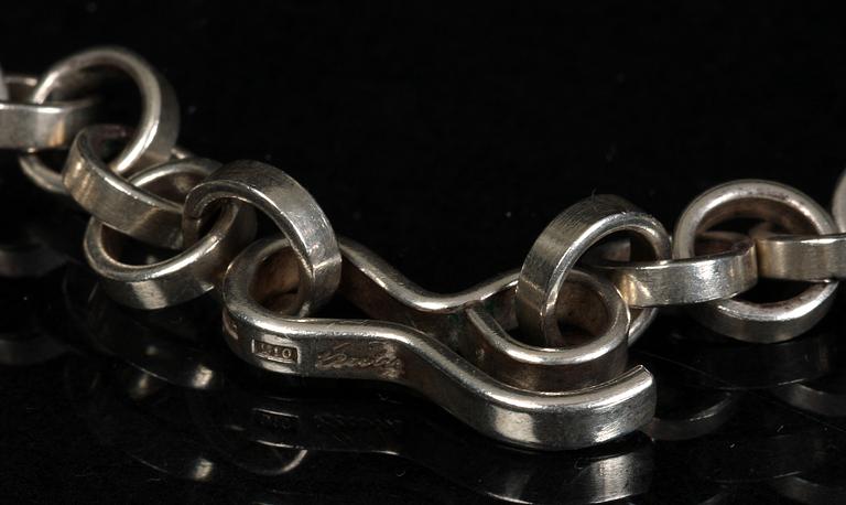 HALSBAND, silver, Cecilia Johansson samt K I Johansson, 1985. Vikt 45 gr.