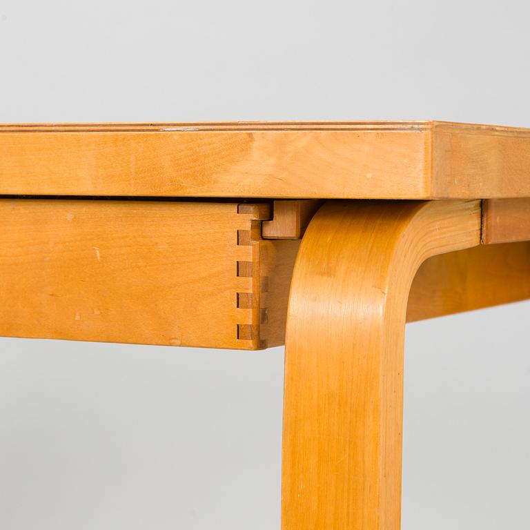 Alvar Aalto, skrivbord, "K81" för O.Y. Huonekalu-ja Rakennustyötehdas A.B. 1900-talets mitt.