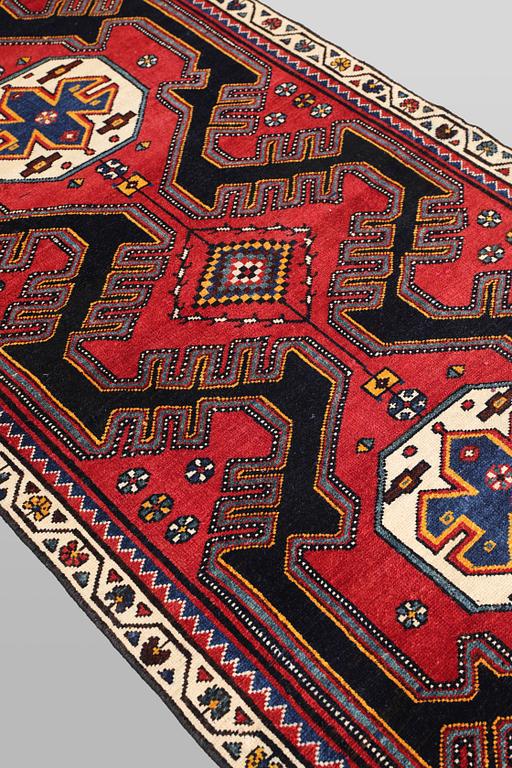 A semi-antique Bakhtiari runner carpet, c. 295 x 100 cm.