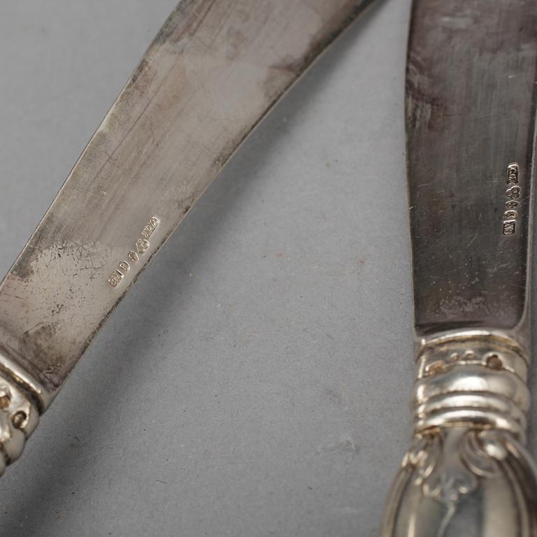 SERVISDELAR samt TÅNG, 15 st, silver, bland annat CG Hallberg, Stockholm, 1939 . Vikt ca 362 gram.