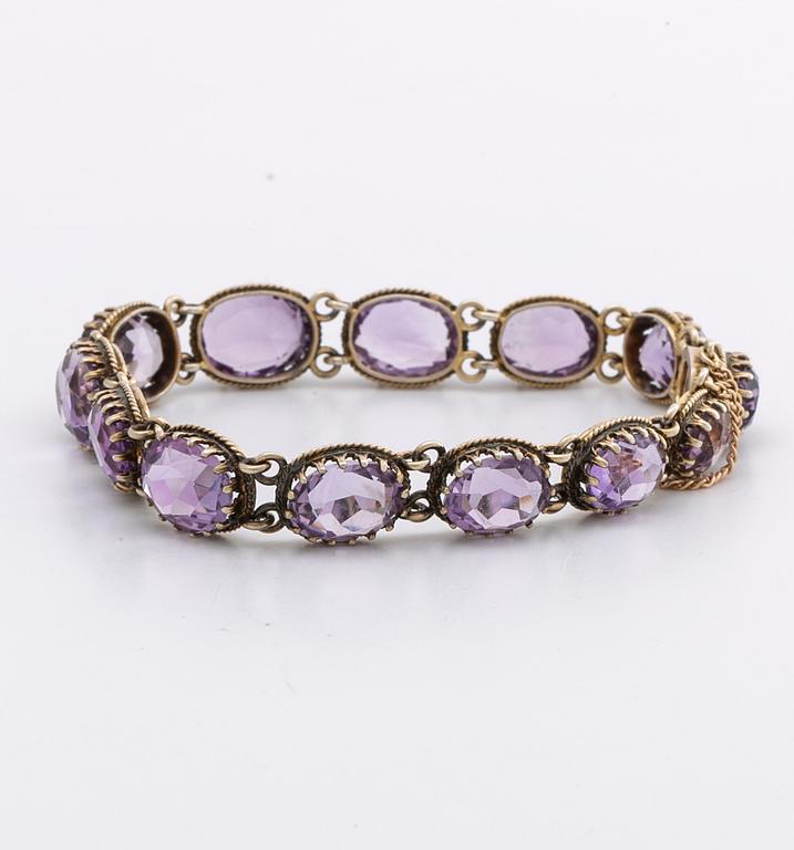 GARNITYR, förgyllt silver med ametister o orientalpärlor, collier, armband och brosch.