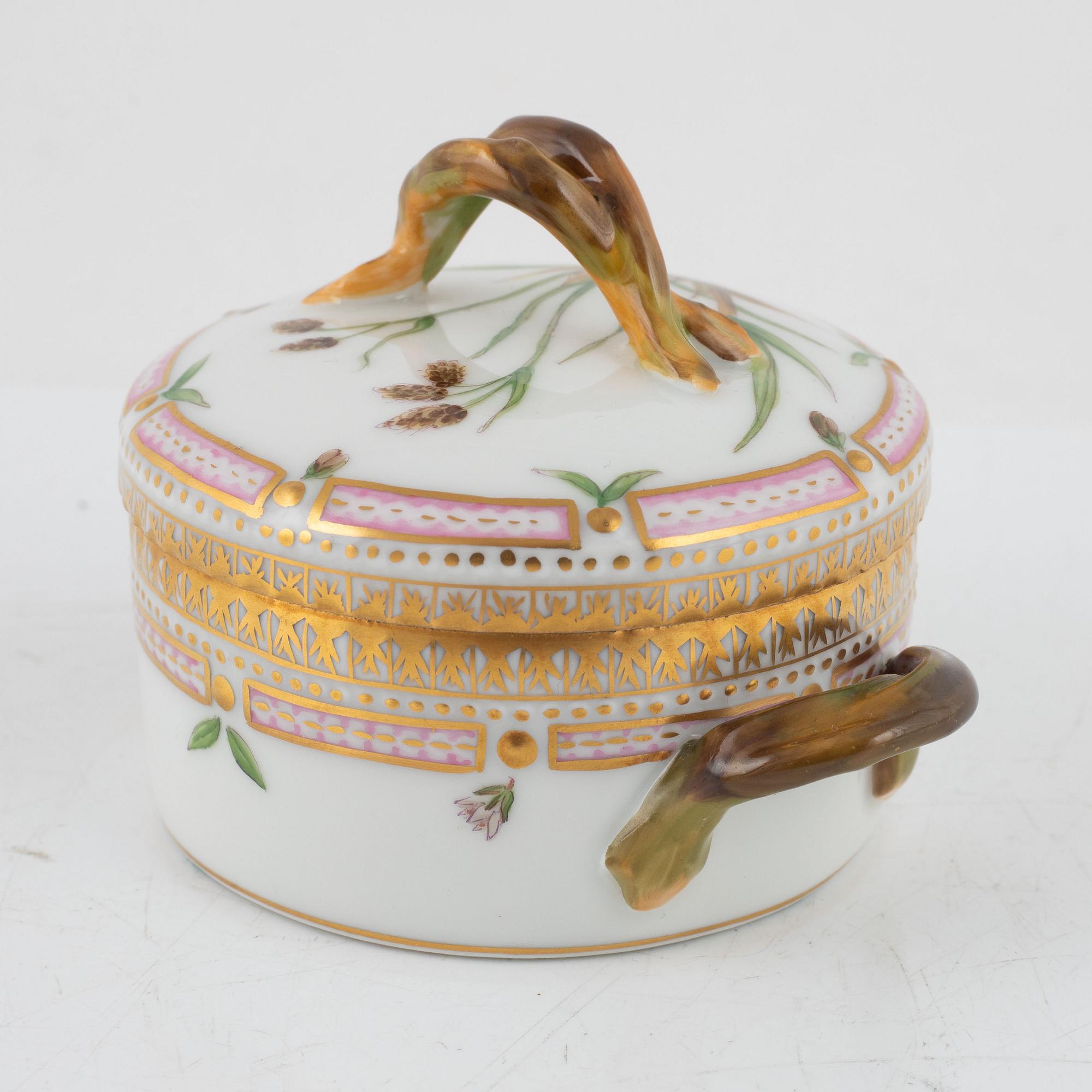 Lockask, porslin. Royal Copenhagen, "Flora Danica", Danmark, 1900-tal.
