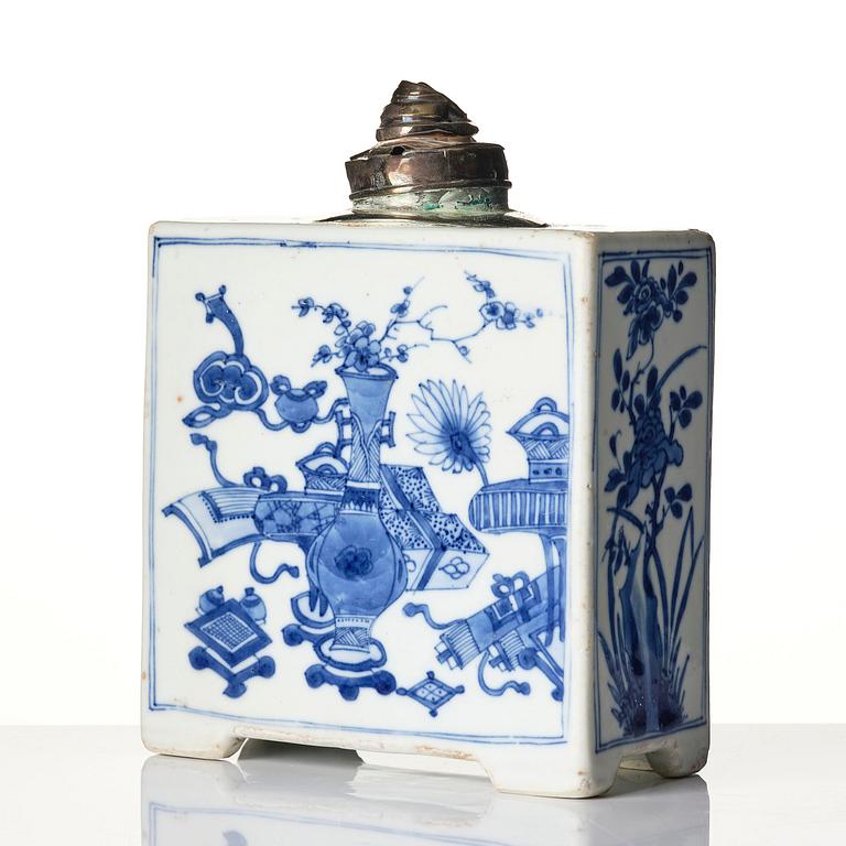 A blue and white tea caddy, Qing dynasty, Kangxi (1662-1722).