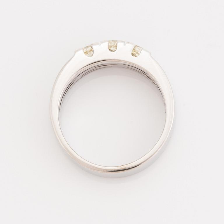 Ring med tre cushionslipade diamanter.