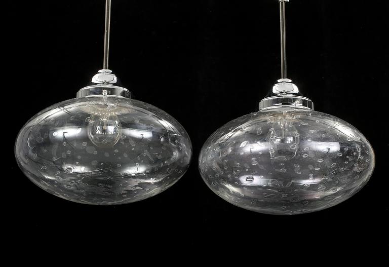 TAKLAMPOR, ett par, Pukebergs glasbruk, delvis 1960-tal. Höjd 46 cm.