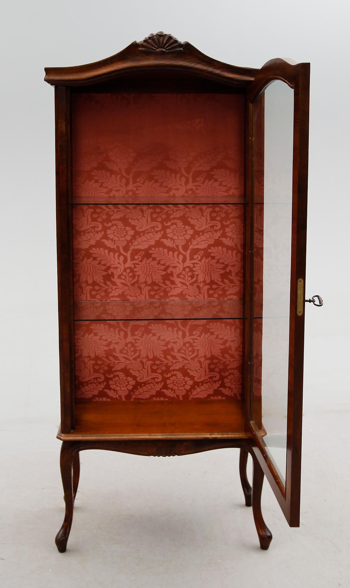 VITRINSKÅP, rokokostil, 1900-talets andra hälft.