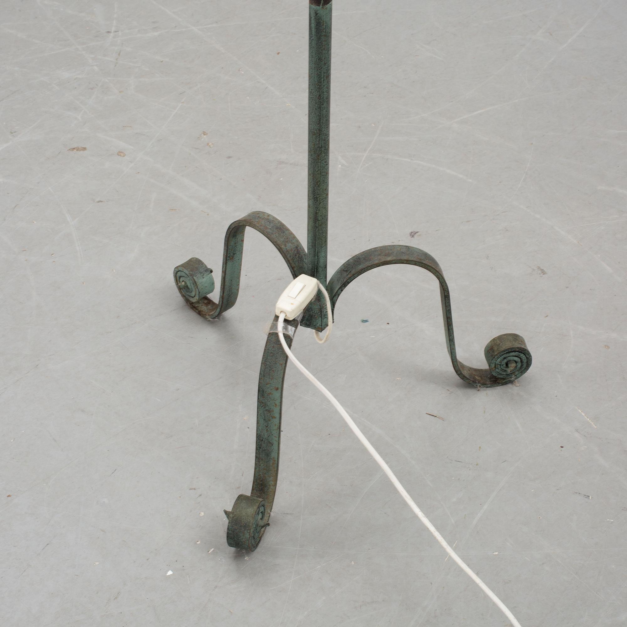 GOLVLAMPA, smidesjärn, 1900-talets första hälft.