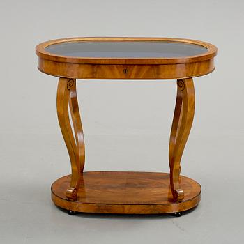 MONTERBORD, nyrokoko, 1800-talets andra hälft.