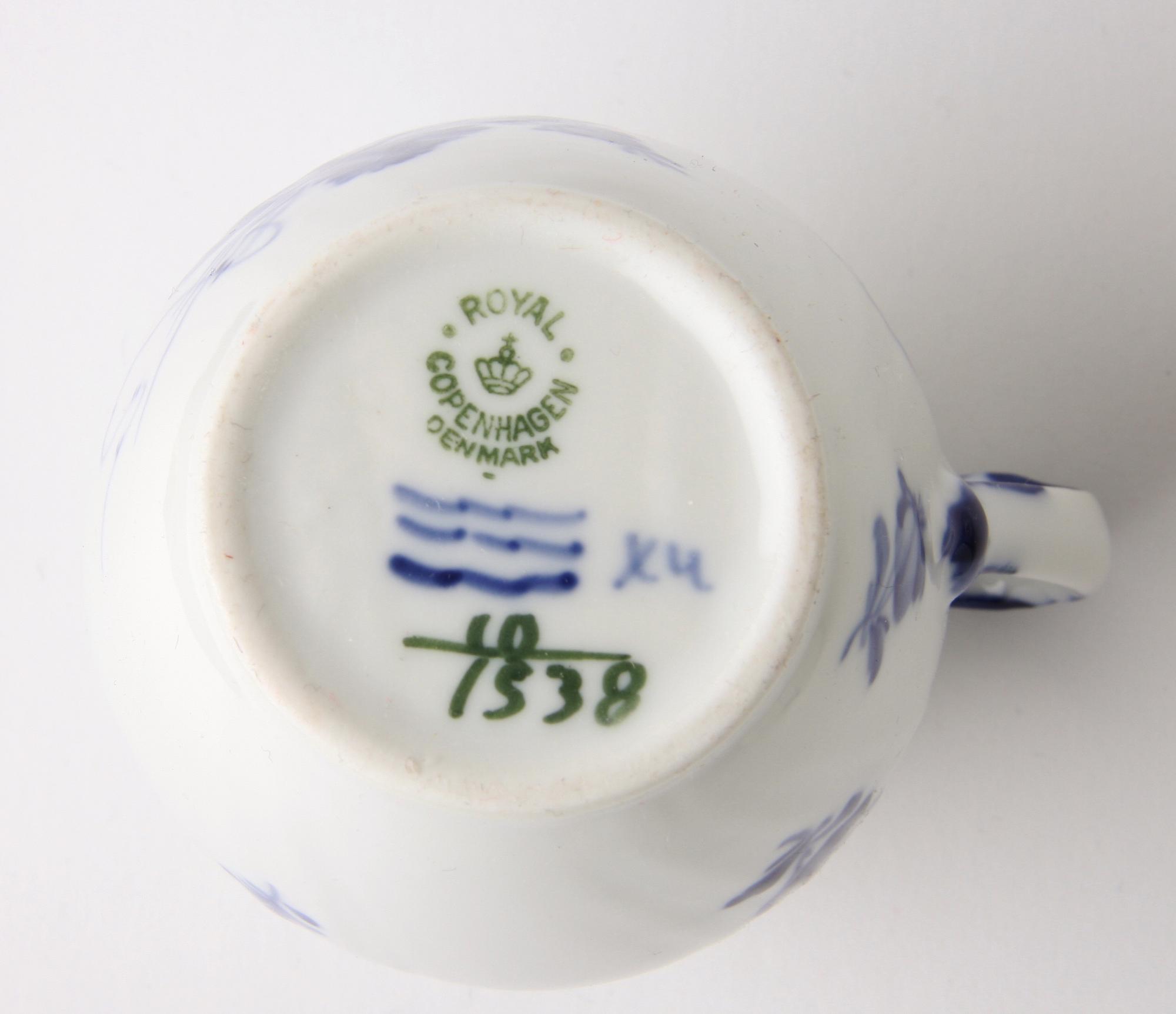 SERVIS, ca 100 delar, porslin "Blå blomst" Royal Copenhagen.