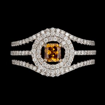 215. A fancy orangy-brown, 0.44 cts, and brilliant cut diamond ring, tot. 1.26 cts.