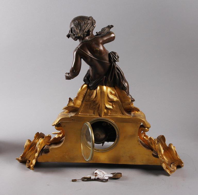 BORDSPENDYL med KANDELABRAR, ett par, Louis XV-stil, 1800-tal.