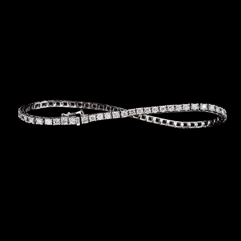 ARMBAND, 18k vitguld med briljantslipade diamanter, 2.21 ct. Vikt 7,5 g.