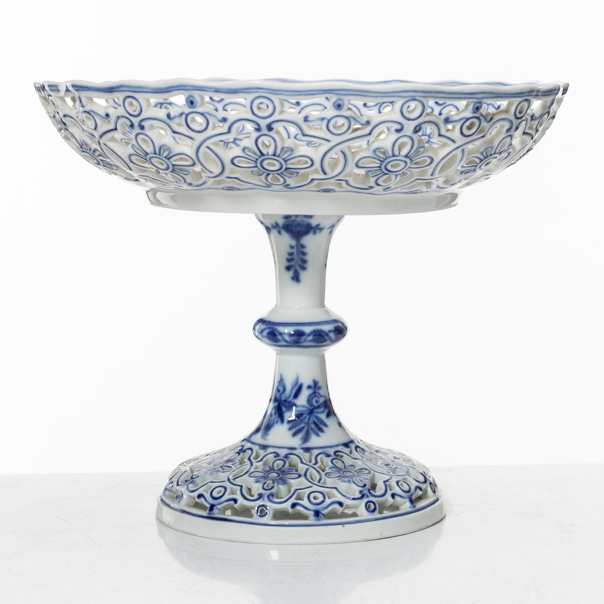 Meissen, a set of nineteen porcelain parts, 'Zwiebelmuster/Blue Onion', Germany.