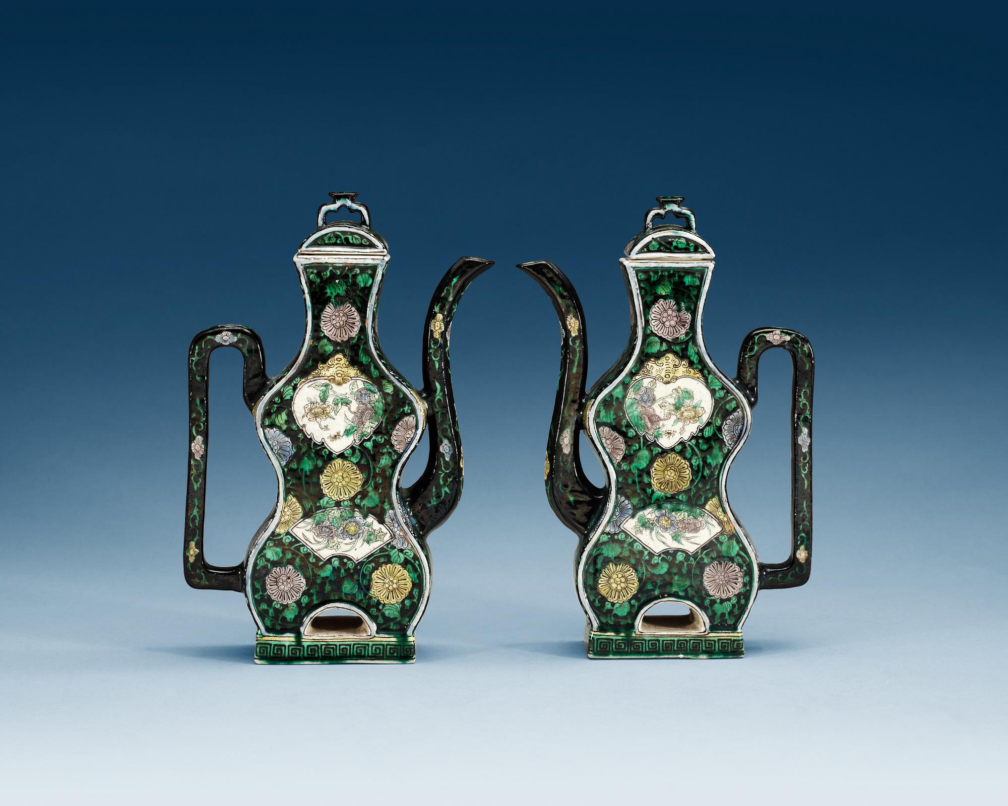 KANNOR med LOCK, ett par, porslin. Qing dynastin, 1700-tal.