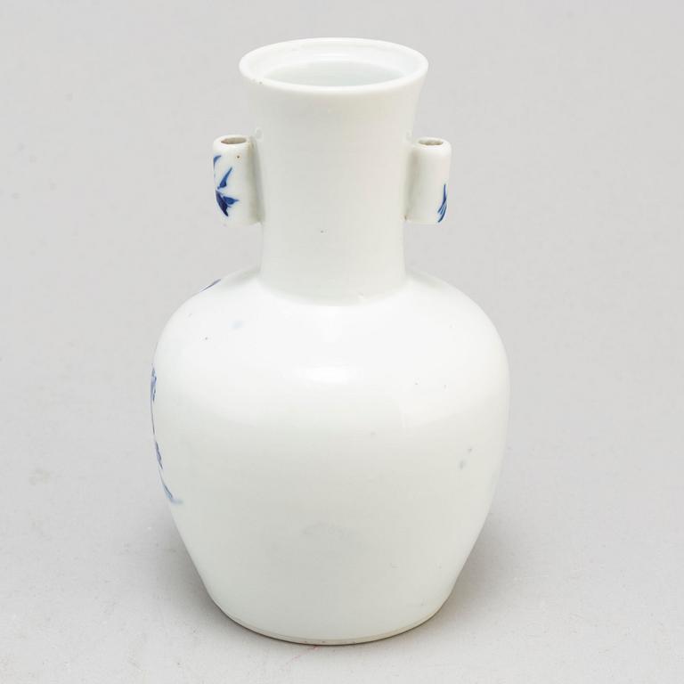 A blue and white mallet shaped vase, late Qing dynasty.