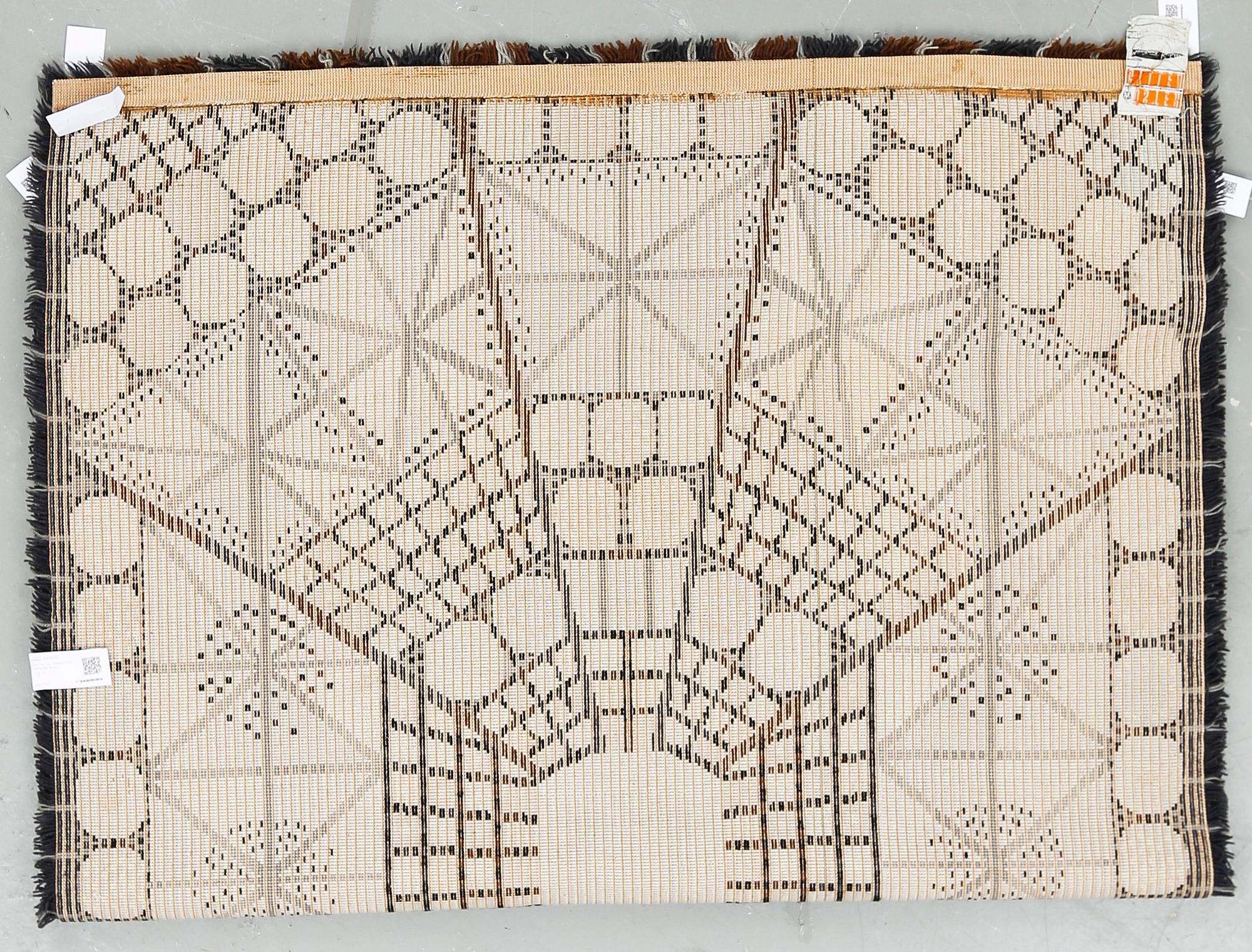 MATTA, "Östergyllen". Maskinvävd rya, Marianne Richter för Wahlbecks, Linköping. Formgiven omkring 1968. Ca 190x139 cm.