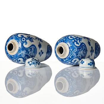 Urnor med lock, ett par, porslin. Qingdynastin, Kangxi (1662-1722).