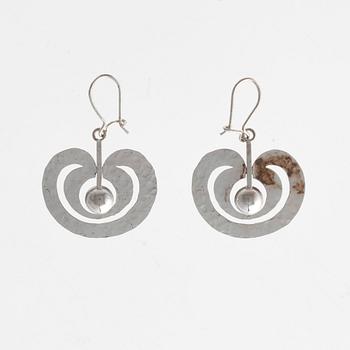 Tapio Wirkkala, A PAIR OF EARRINGS, sterling silver, "Apple" Kultakeskus, sign. TW.