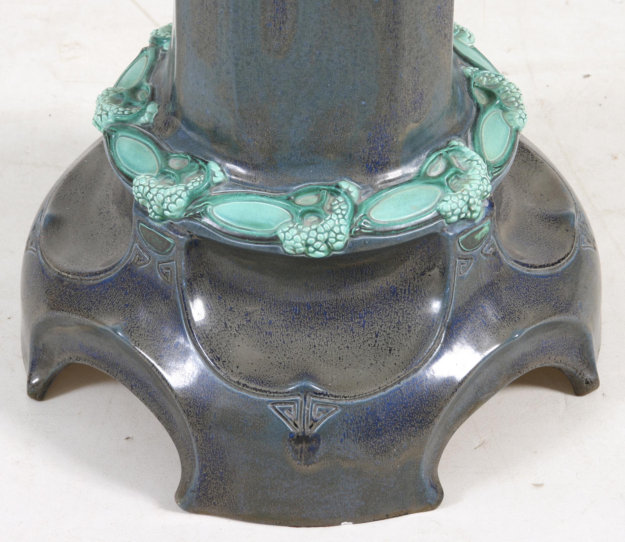 YTTERFODER SAMT PIEDESTAL, glaserad keramik, Biela-liknande märke, omkring sekelskiftet 1800/1900.