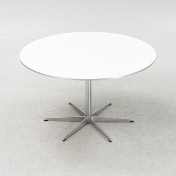 Arne Jacobsen, matbord, "Cirkulär / B825", Fritz Hansen, Danmark, 2006.