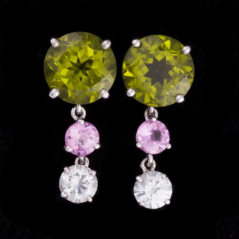 ÖRHÄNGEN, 14K vitguld, peridoter, safirer. Vikt ca 3,7 g.