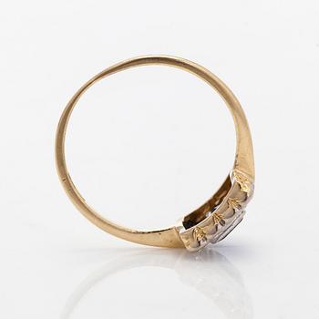 Ring, 18K guld, safir och briljantslipade diamanter, England.