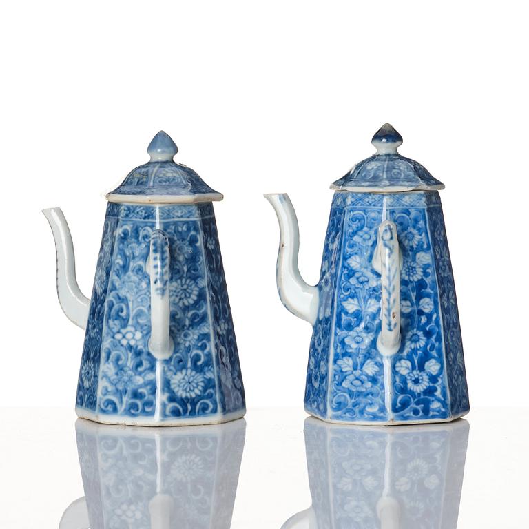 A pair of blue and white miniature porcelain pots with covers, Qing dynasty, Kangxi (1662-1722).