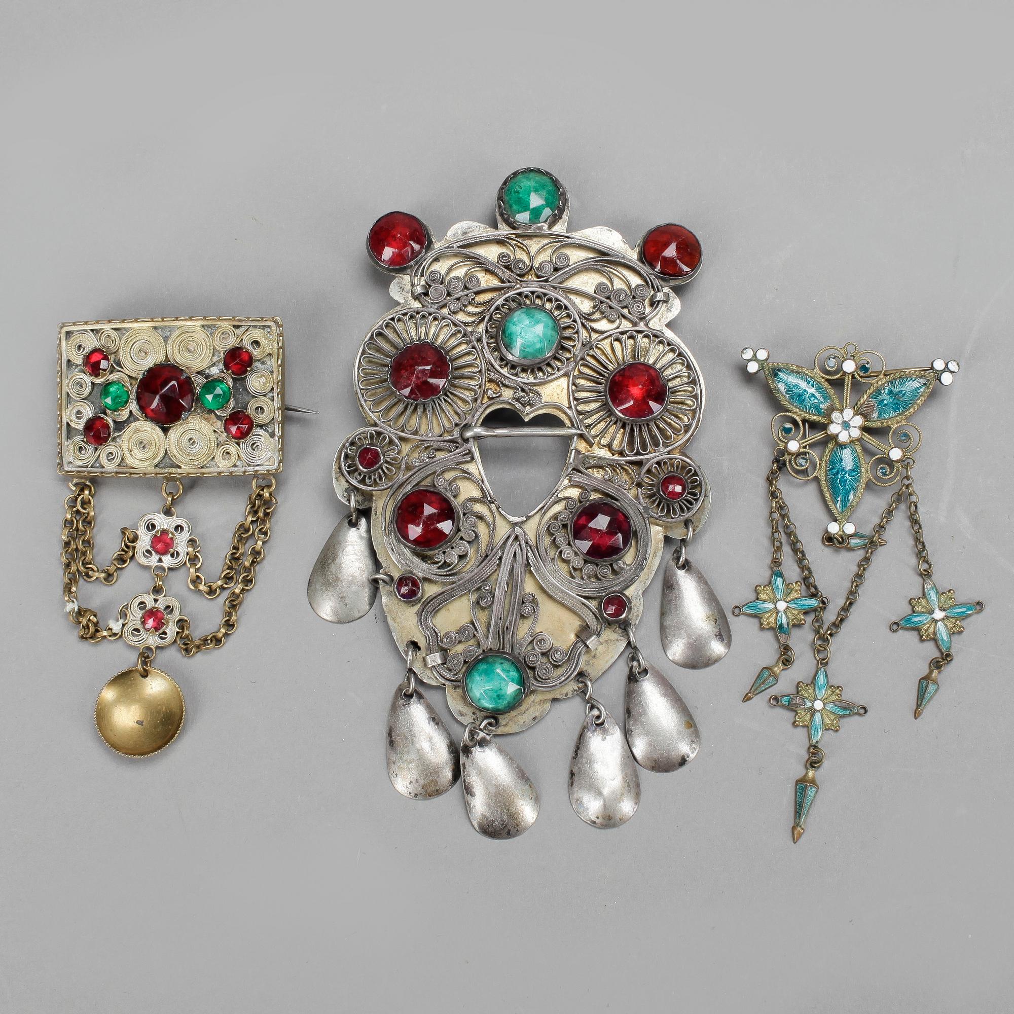 DRÄKTSMYCKEN, 3 delar, allmoge, en i silver, 18/1900-tal.