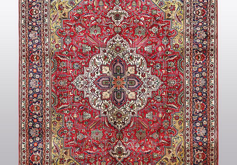 A carpet, Tabriz, ca 343 x 254 cm.