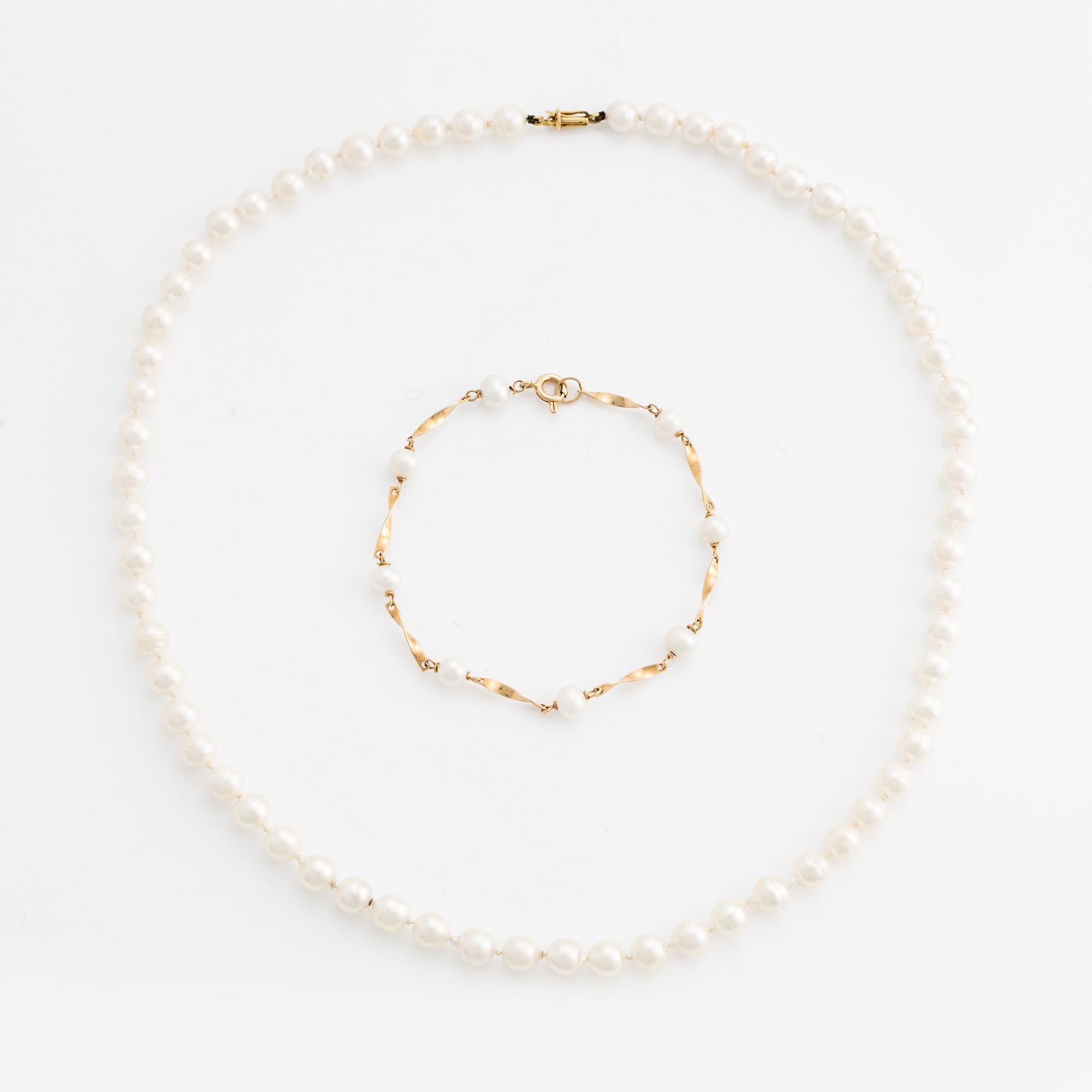 Necklace and bracelet with cultured pearls.