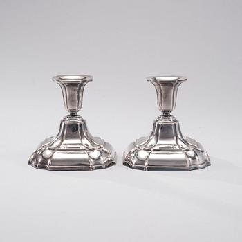 LJUSSTAKAR, ett par, silver, bär finska importstämplar, Helsingfors 1915.