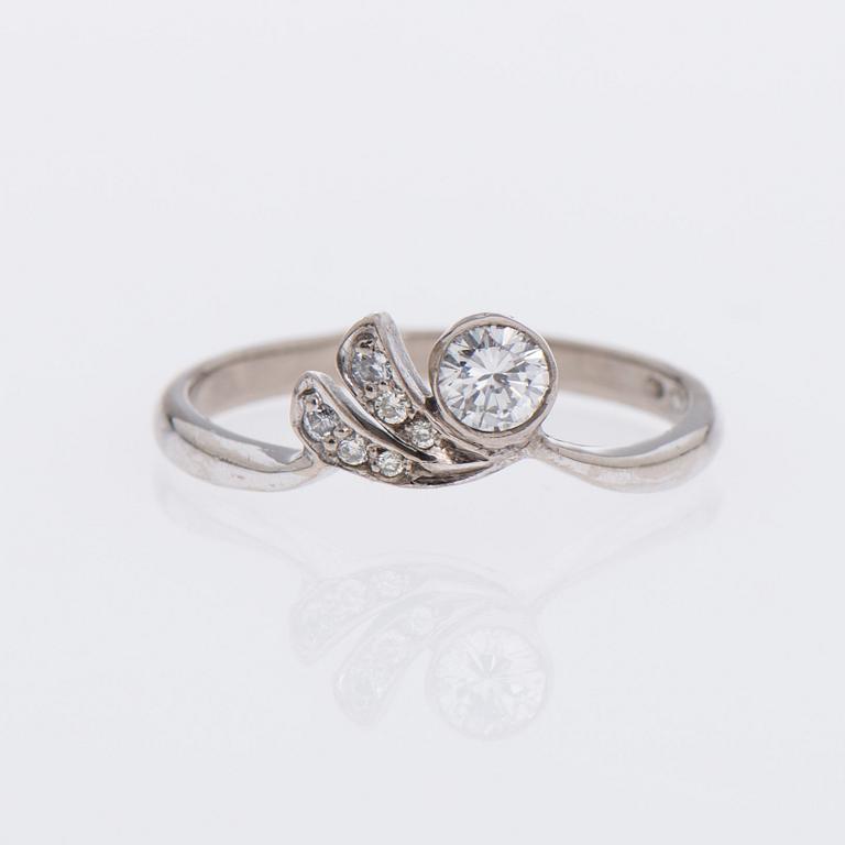 RING, 18K vitguld, 7 briljantslipade diamanter tot. ca 0,26 ct. Kultakeskus.