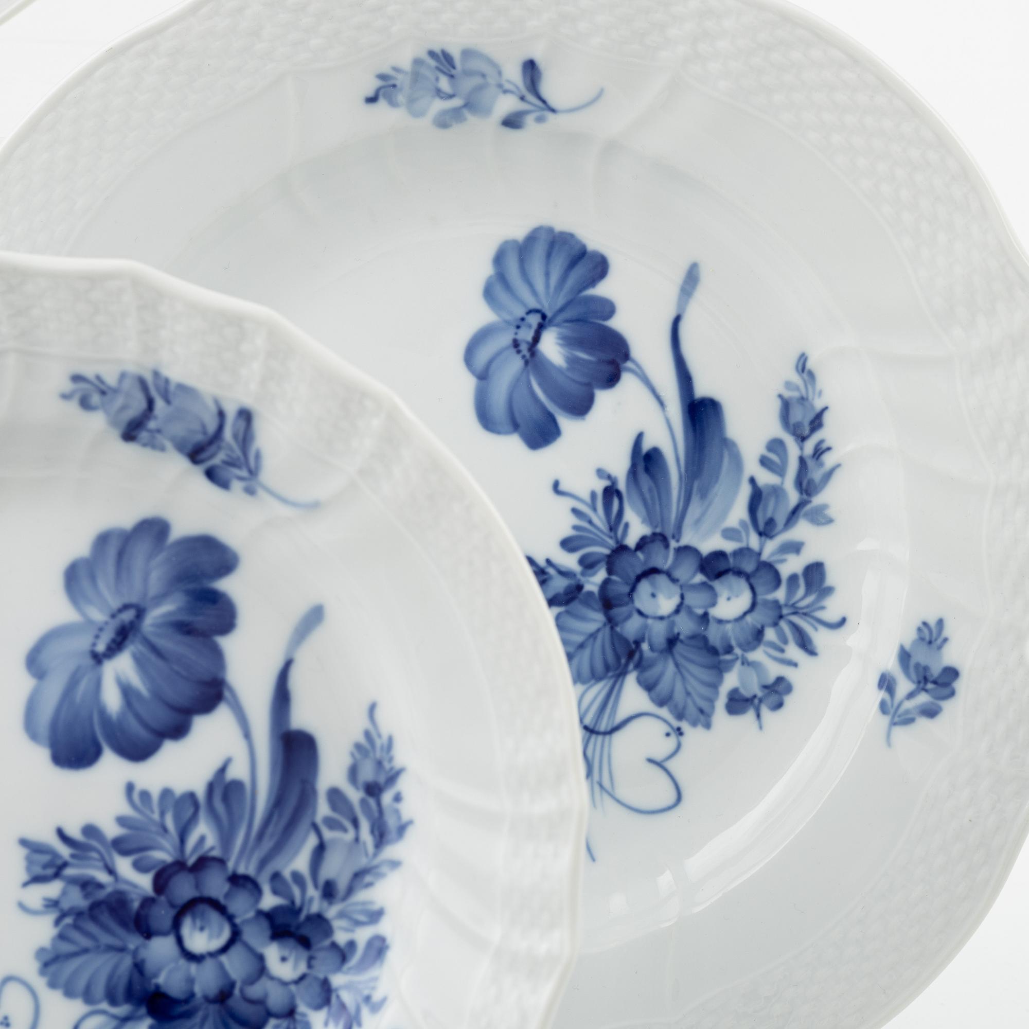 Mat- och kaffeservis, 31 delar, "Blå blomst", Royal Copenhagen, Danmark.