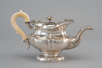 A TEA-POT, 84 silver Moskow 1850. Weight 385 g.