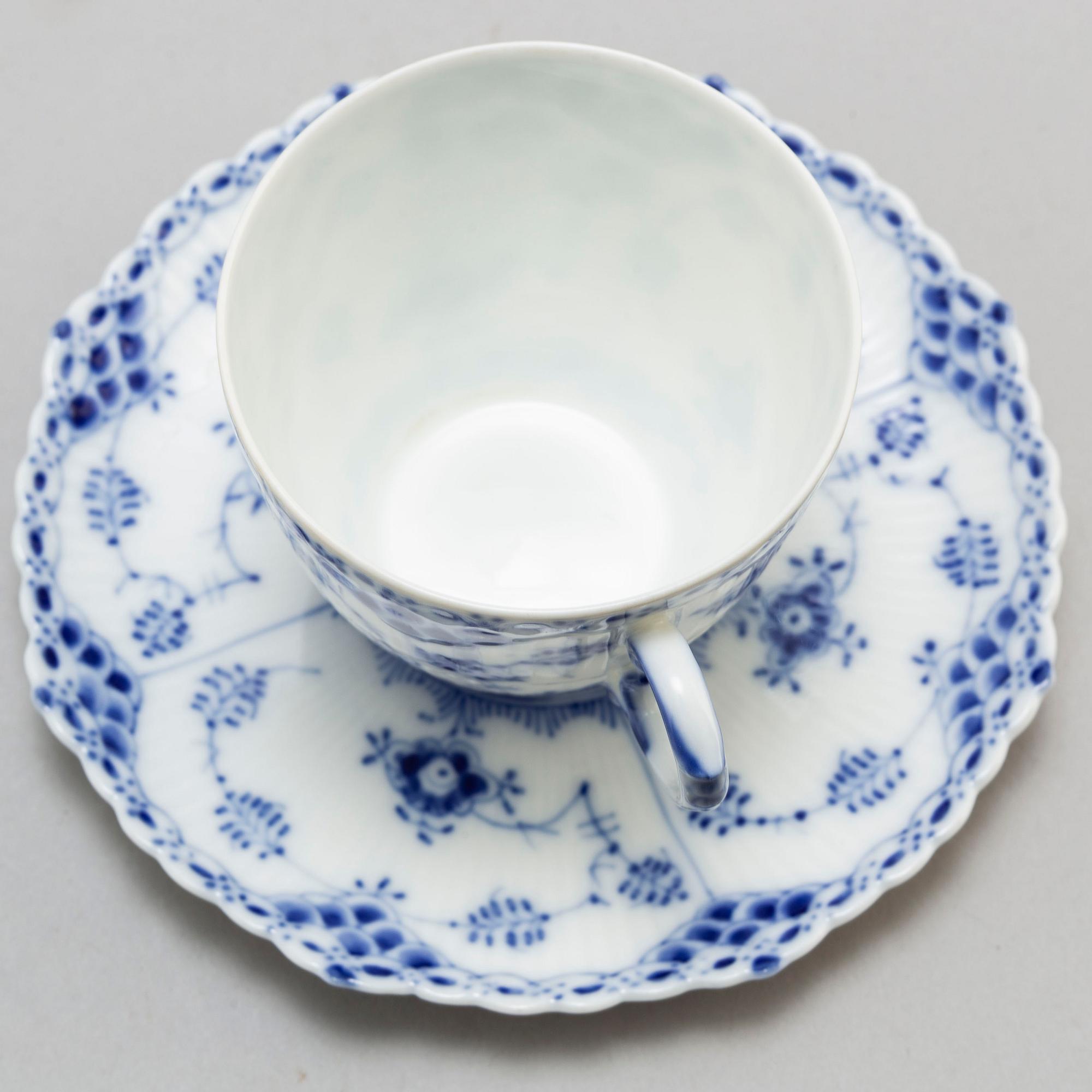 A 25-pieces porcelain 'Musselmalet' service from Royal Copenhagen.