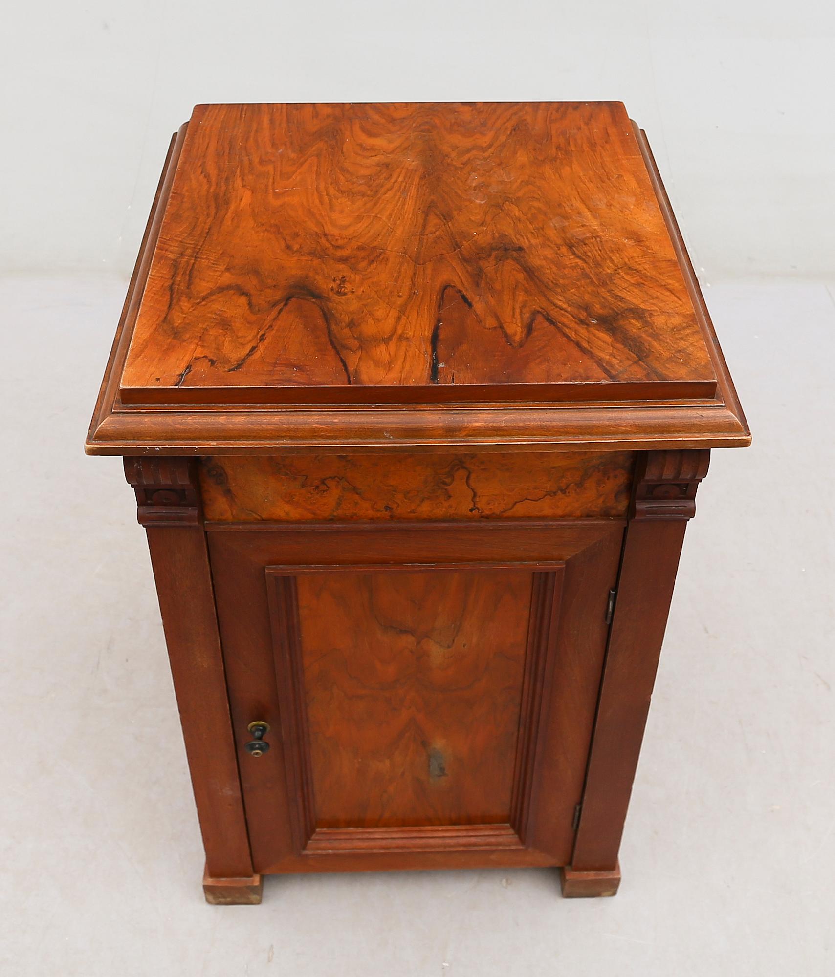 KOMMOD, omkring år 1900.