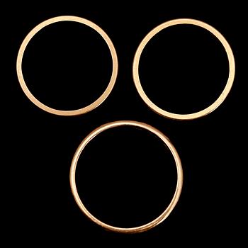 RINGAR, 3 st, 18 k och 20 k guld, svenska stämplar. Vikt ca  8 g.