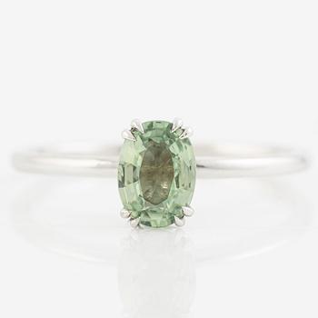 Ring 14K vitguld med grön safir och briljantslipade diamanter.