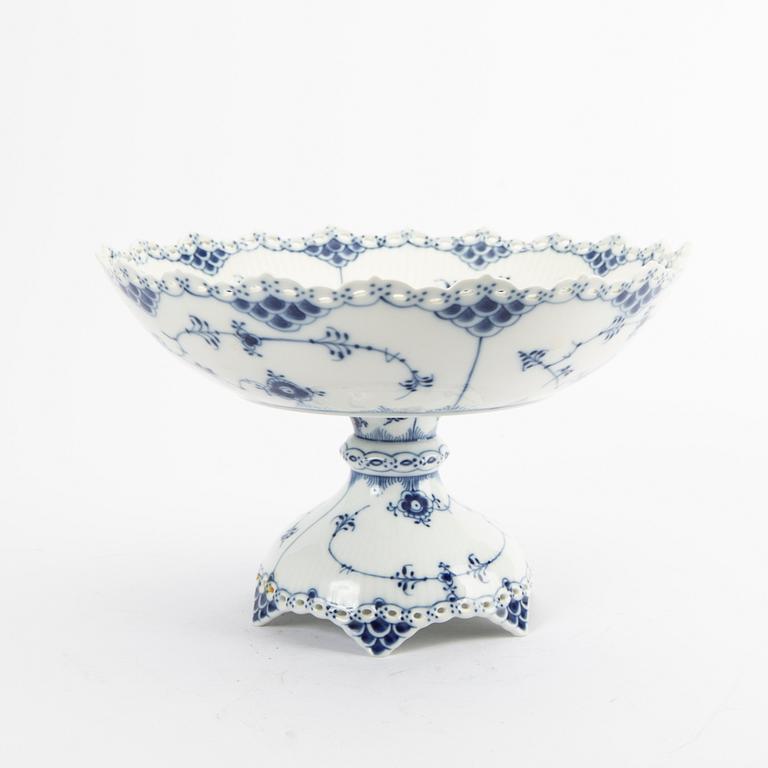 Bowl on foot Musselmalet Helblonde Royal Copenhagen 1974-78 porcelain.