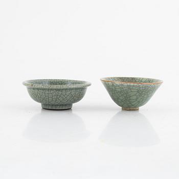 Two Chinese ge glazed ceramic bowls, 20th century.