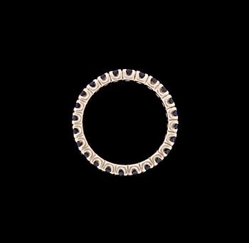 RING, 18 k med 24 runda fasettslipade safirer. Vikt ca 3 g.