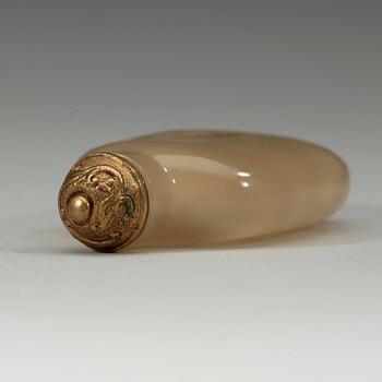 A silhouette chalcedony snuff bottle, Qing dynasty, 19th century.