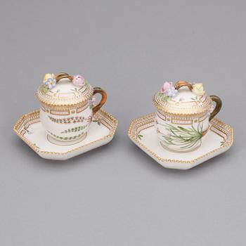 CREMEKOPPAR MED FAT, ett par, porslin, "Flora Danica", Royal Copenhagen.