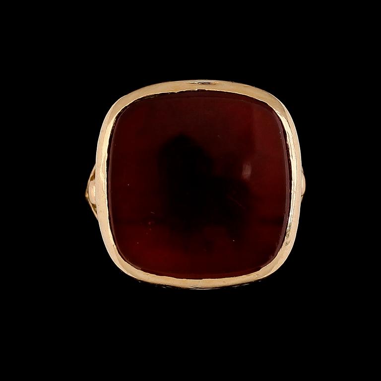 RING, 18K guld och carneol, svenska stämplar. Total vikt ca 4 g.